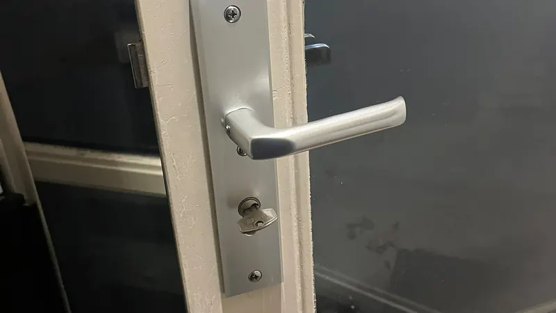 Voordeur geopend na een dichtgevallen slot